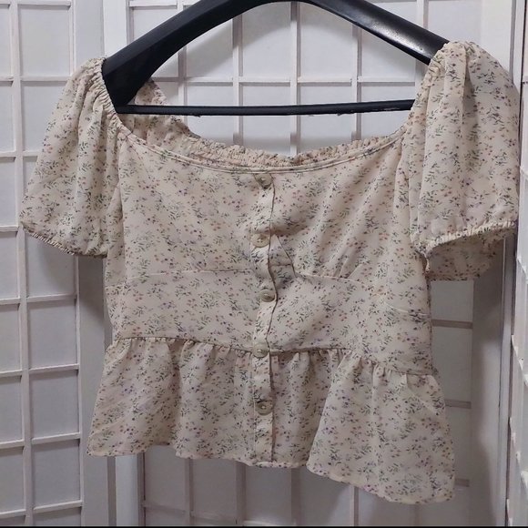 Floral top with Tag - Picture 2 of 7